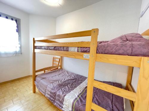 Cette petite chambre dispose de 2 lits superposés et d'une fenêtre. dans l'établissement Appartement lumineux avec parking, terrasse et proche plage à Sète ! - FR-1-338-63, à Sète