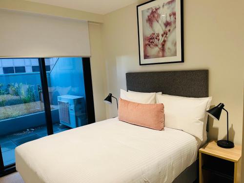Postel nebo postele na pokoji v ubytování Wyndham Hotel Melbourne