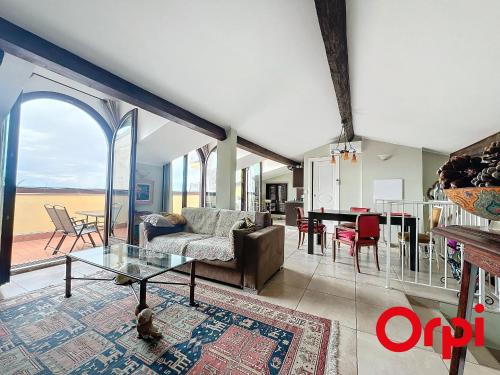 un salon avec un canapé et une table dans l'établissement Grand appart climatisé pour 4 avec animaux admis à Menton - FR-1-647-9, à Menton