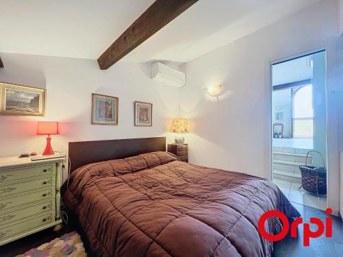um quarto com uma cama, uma cómoda e uma janela em Appartement Menton, 3 pièces, 4 personnes - FR-1-647-9 em Menton