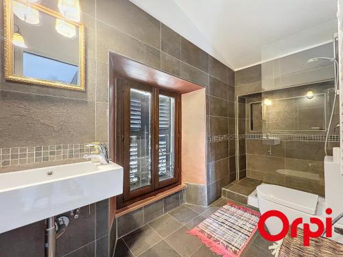 une salle de bain avec un lavabo et des toilettes et une fenêtre dans l'établissement Grand appart climatisé pour 4 avec animaux admis à Menton - FR-1-647-9, à Menton