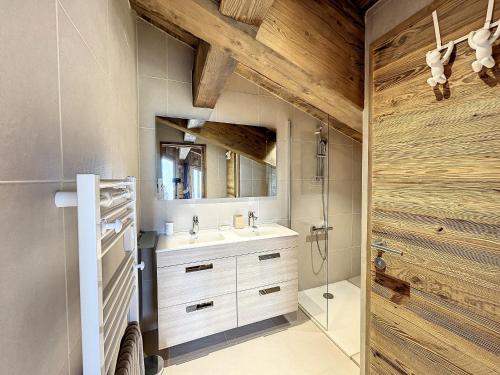 ein Bad mit einem Waschbecken, einer Dusche und einem Spiegel in der Unterkunft Appartement Combloux, 5 pièces, 8 personnes - FR-1-560-66 in Combloux