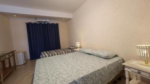 Un pat sau paturi într-o cameră la Náutica Praia Hotel