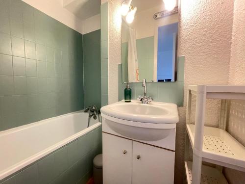 une salle de bain avec un lavabo et une baignoire dans l'établissement Appartement 2 pièces face à la mer avec terrasse, parking privé et wifi à Sète - FR-1-338-526, à Sète