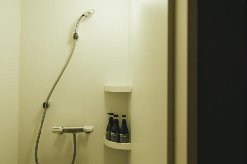 łazienka z prysznicem i butelkami wina w obiekcie HOTEL KOU Haruyoshi - Vacation STAY 43463v w mieście Fukuoka