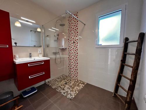 uma casa de banho com um chuveiro, um lavatório e um espelho. em Maison Saint-Brevin-les-Pins, 4 pièces, 5 personnes - FR-1-364-168 em Saint-Brévin-les-Pins