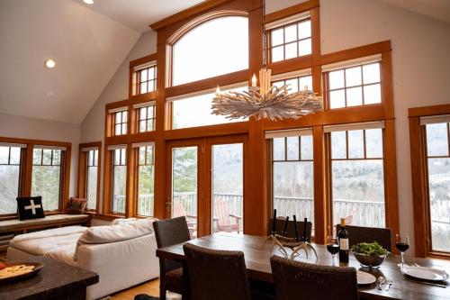 uma sala de estar com uma mesa e algumas janelas em Stunning Mountain Views Game Room Sleeps 16 em Lincoln