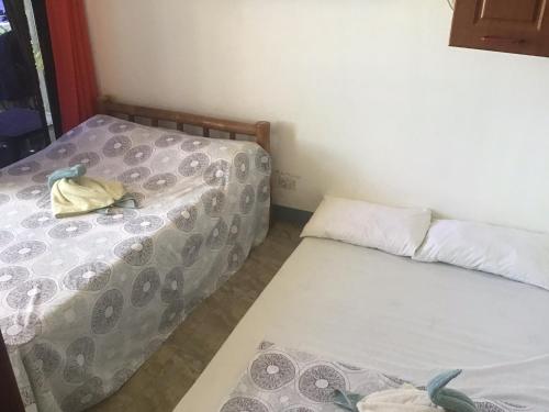 Ένα ή περισσότερα κρεβάτια σε δωμάτιο στο BambooBeachVilla2 AC NEW OCEANFRONT POOL sunsetview garden kitchen SATELLITE STARLINK WI-FI