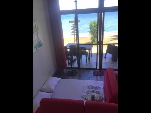 Χώρος καθιστικού στο BambooBeachVilla2 AC NEW OCEANFRONT POOL sunsetview garden kitchen SATELLITE STARLINK WI-FI