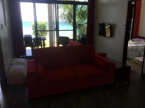 Posezení v ubytování BambooBeachVilla2 AC NEW OCEANFRONT POOL sunsetview garden kitchen SATELLITE STARLINK WI-FI