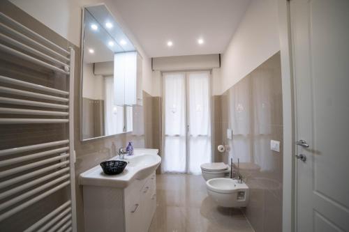 Baño blanco con lavabo y aseo en Residenza Ponte Catena, en Verona