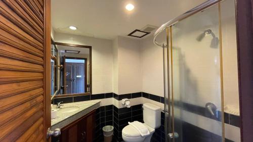 a bathroom with a toilet and a sink and a shower at Suansukpattaya in Jomtien Beach