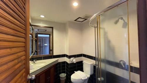 a bathroom with a toilet and a sink and a shower at Suansuk pattaya in Jomtien Beach