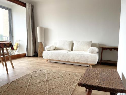 un salon avec un canapé blanc et une table dans l'établissement Agréable studio à 250m de la plage avec loggia, animaux acceptés et parking privatif - FR-1-309-75, à Banyuls-sur-Mer