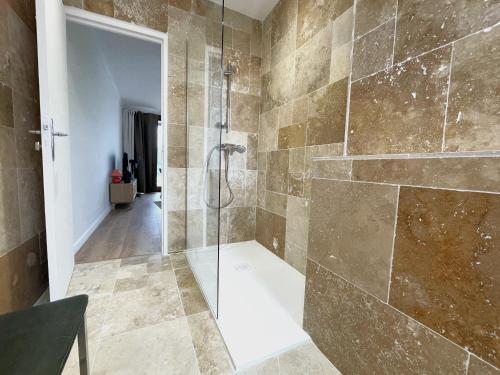 une salle de bain avec une douche avec une porte vitrée dans l'établissement Agréable studio à 250m de la plage avec loggia, animaux acceptés et parking privatif - FR-1-309-75, à Banyuls-sur-Mer