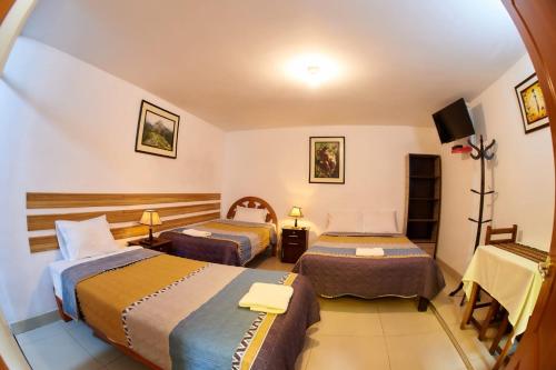 een hotelkamer met 2 bedden en een televisie bij Marlon's House in Arequipa in Arequipa