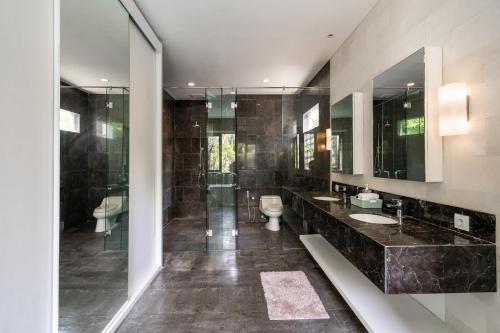 Bilik mandi di Ombak B3 Villa by Betterplace