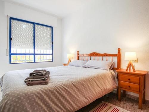 Ліжко або ліжка в номері Apartamento Guardamar del Segura, 2 dormitorios, 4 personas - ES-220-11