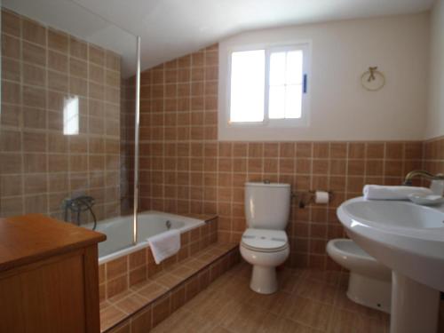 a bathroom with a toilet and a tub and a sink at Villa Murcia, 5 dormitorios, 10 personas - ES-220-34 in Alcantarilla