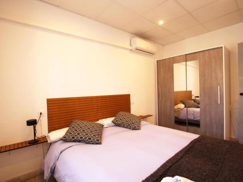Apartamento Los Alcázares, 1 dormitorio, 3 personas - ES-220-54 في توري-باتشيكو: غرفة نوم بسرير ابيض مع وسادتين نمرا