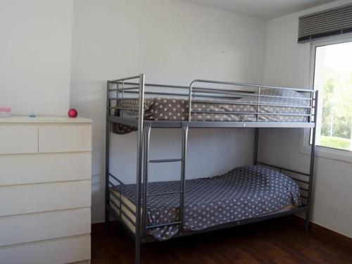 מיטה או מיטות קומותיים בחדר ב-Villa Santa Cristina d'Aro, 4 dormitorios, 8 personas - ES-329-1