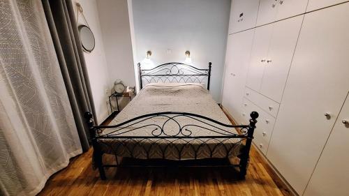- une chambre blanche avec un lit dans l'établissement Freatida apartment, au Pirée