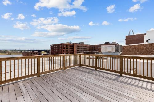 Balkón nebo terasa v ubytování Riverfront Loft-Private Roof Deck-Parking-P204