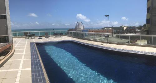 una piscina en la azotea de un edificio en Duna Barcane Vista Mar Pontanegra Natal RN, en Natal