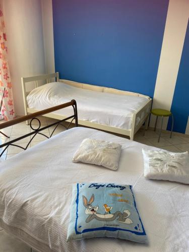 Postel nebo postele na pokoji v ubytování Igoumenitsa heart flats to let Mariasroom 2studios apartment seaside-city 50m harbor Chantzara