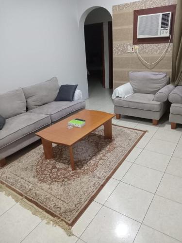 - un salon avec un canapé et une table basse dans l'établissement شقق المجد للشقق المخدومة, à Khobar