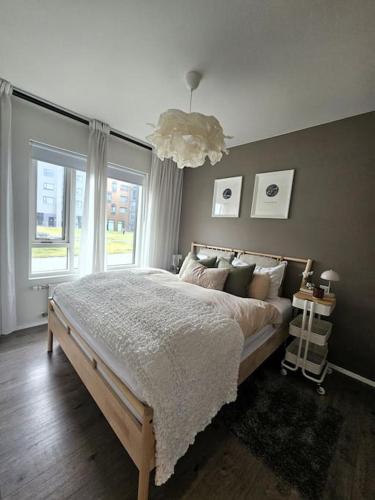 1 dormitorio con cama grande y ventana grande en The love nest in Reykjavik en Reikiavik