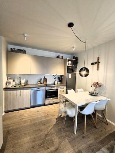 een keuken met een tafel en stoelen in een kamer bij The love nest in Reykjavik in Reykjavík