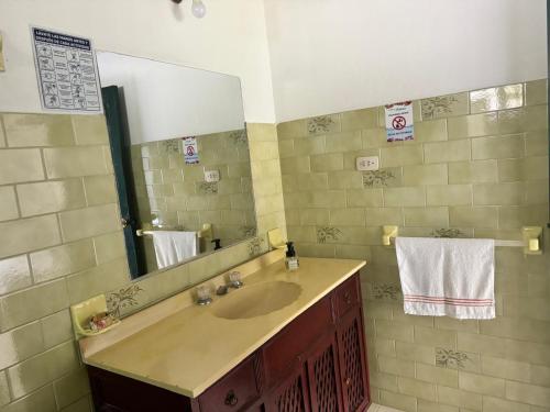 uma casa de banho com um lavatório e um espelho em Centro Vacacional Campestre La Sabrina em Villeta
