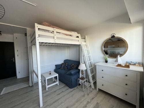 - une chambre avec des lits superposés et un canapé bleu dans l'établissement Studio charmant proche plage avec animaux admis - FR-1-324A-66, à Saint-Hilaire-de-Riez