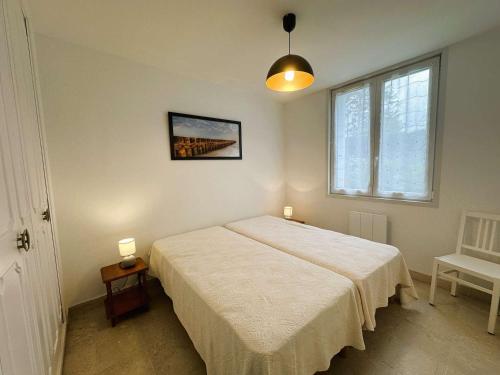 une chambre avec un grand lit et une fenêtre dans l'établissement Appartement rénové en bord de mer avec terrasse - 4 pers, proche plage et port - FR-1-481-162, à La Forêt-Fouesnant