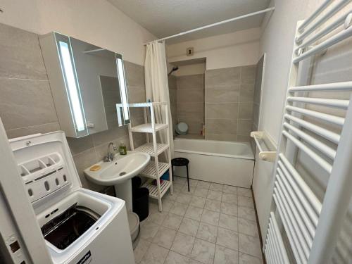 une salle de bain avec un lavabo, des toilettes et une baignoire dans l'établissement Charmant 2 pièces avec terrasse, à 5 min du centre, proche Bois Barbu - non fumeur, animaux refusés - FR-1-515-209, à Villard-de-Lans