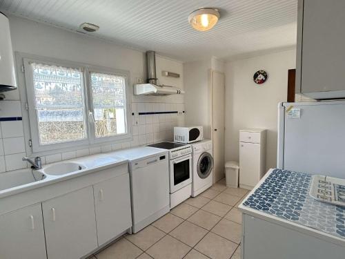 une cuisine avec un évier et un lave-vaisselle dans l'établissement Maison calme proche plage avec jardin clos, parking privé & barbecue – L'Épine - FR-1-224B-221, à LʼÉpine