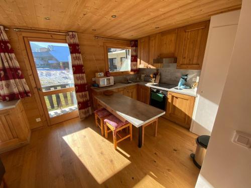 - une petite cuisine avec une table dans une cabine dans l'établissement Appartement Fonctionnel au Coeur de Châtel, à Proximité du Télécabine et Activités! - FR-1-693-110, à Châtel