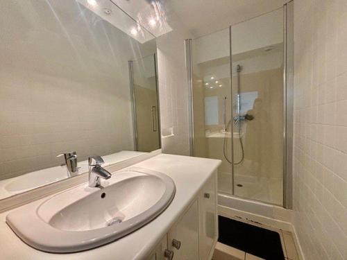 une salle de bain blanche avec un lavabo et une douche dans l'établissement Appartement T5 lumineux avec jardin privé et terrasse, proche plage - 8 pers. - FR-1-478-282, à Quiberon