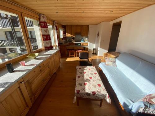 Cette chambre dispose d'une cuisine avec un lit et un évier. dans l'établissement Appartement Fonctionnel au Coeur de Châtel, à Proximité du Télécabine et Activités! - FR-1-693-110, à Châtel
