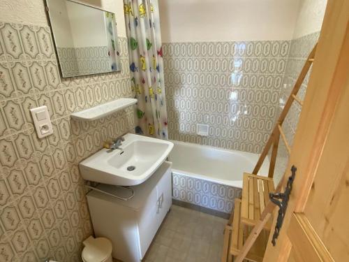 une salle de bain avec un lavabo, des toilettes et un miroir dans l'établissement Appartement Fonctionnel au Coeur de Châtel, à Proximité du Télécabine et Activités! - FR-1-693-110, à Châtel