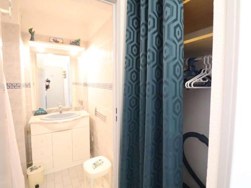 une salle de bain avec un lavabo, des toilettes et un miroir dans l'établissement Studio cabine climatisé proche plage avec parking privé, piscines et jardins d'enfants - FR-1-307-258, au Grau-du-Roi