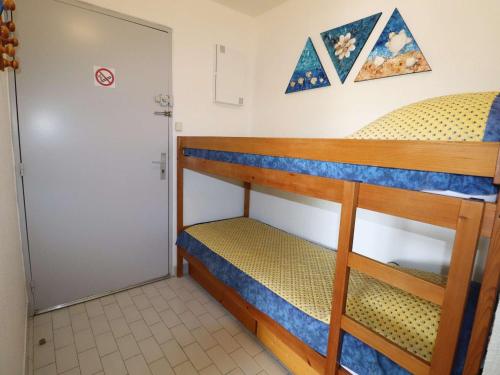 - deux lits superposés dans une chambre dans l'établissement Studio cabine climatisé proche plage avec parking privé, piscines et jardins d'enfants - FR-1-307-258, au Grau-du-Roi