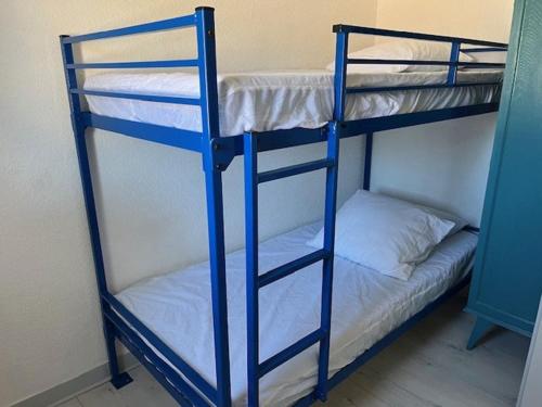 quelques lits superposés dans une chambre dans l'établissement Magnifique T3 rénové pour 4 pers. à Agde, proche plage, parking privé - FR-1-749-58, au Cap d'Agde