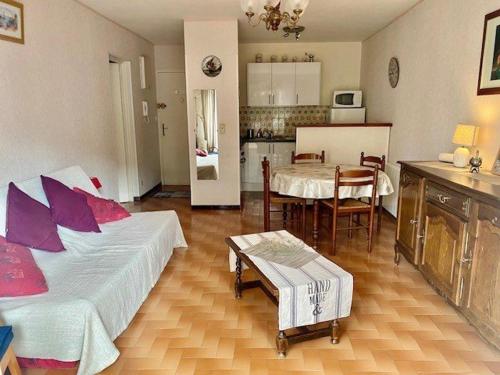 Photo de la galerie de l'établissement Appartement F2 avec Balcon, Garage et Climatisation - Proche Centre et Cures - Animaux Bienvenus - FR-1-703-179, à Amélie-les-Bains-Palalda