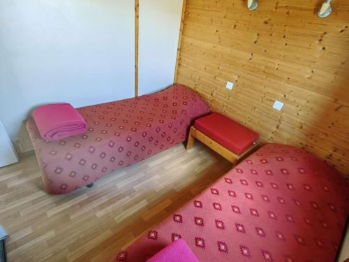 a miniature room with a bed and a red carpet at Chalet Agde, 3 pièces, 6 personnes - FR-1-607-194 in Agde