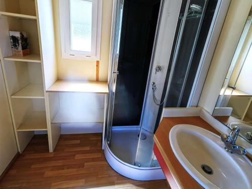 a bathroom with a shower and a sink at Chalet Agde, 3 pièces, 6 personnes - FR-1-607-194 in Agde