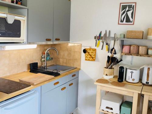 une cuisine avec un évier et un plan de travail dans l'établissement Charmant Studio Cabine entre Abondance et La Chapelle d'Abondance, Parking et Balcon Inclus - FR-1-692-98, à Abondance