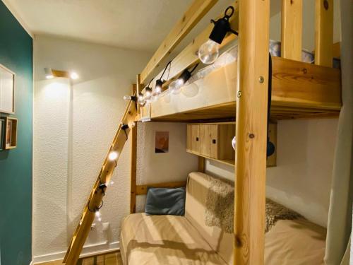 Cette chambre dispose de lits superposés avec deux lits superposés et des lumières. dans l'établissement Charmant Studio Cabine entre Abondance et La Chapelle d'Abondance, Parking et Balcon Inclus - FR-1-692-98, à Abondance