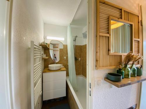 une salle de bain avec une baignoire, un lavabo et un miroir dans l'établissement Charmant Studio Cabine entre Abondance et La Chapelle d'Abondance, Parking et Balcon Inclus - FR-1-692-98, à Abondance